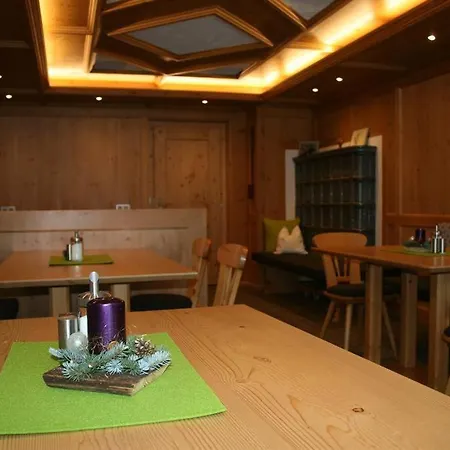 Am Kirchhof 3*