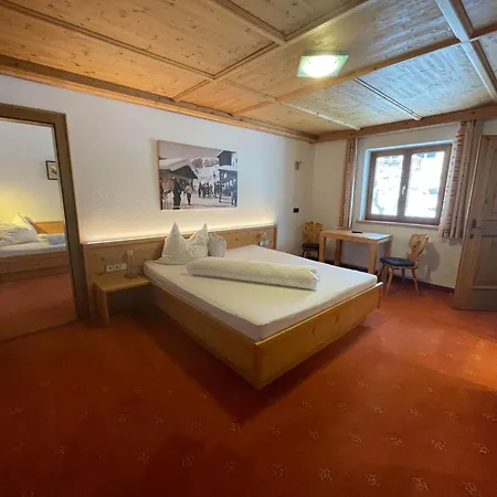 Am Kirchhof 3*